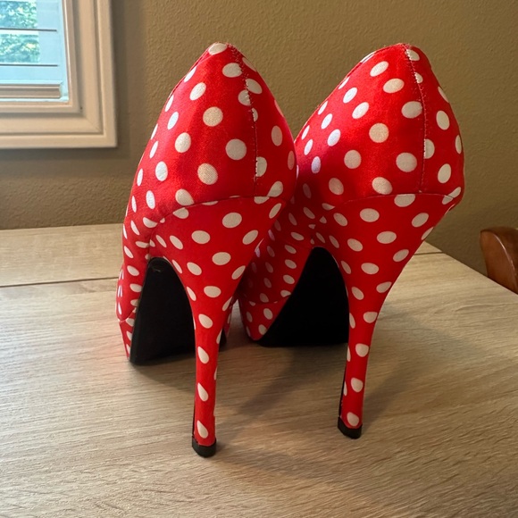 Red Pumps with white polka dots, Minnie Mouse heels - Picture 5 of 8
